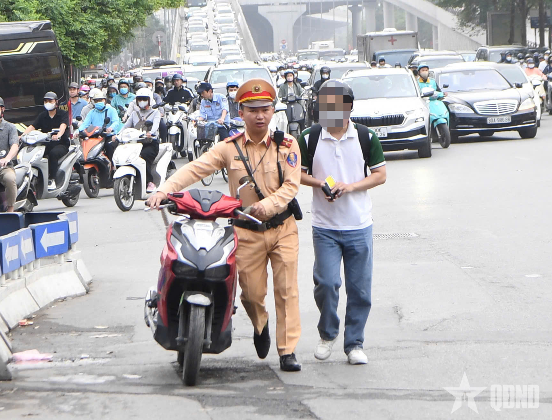 Hà Nội: Tăng cường xử lý tình trạng đi trên vỉa hè, vượt đèn đỏ, đi ngược chiều
